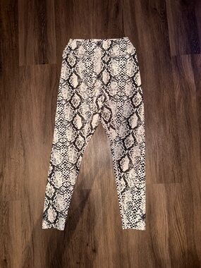Snake Print Leggings in Black and White